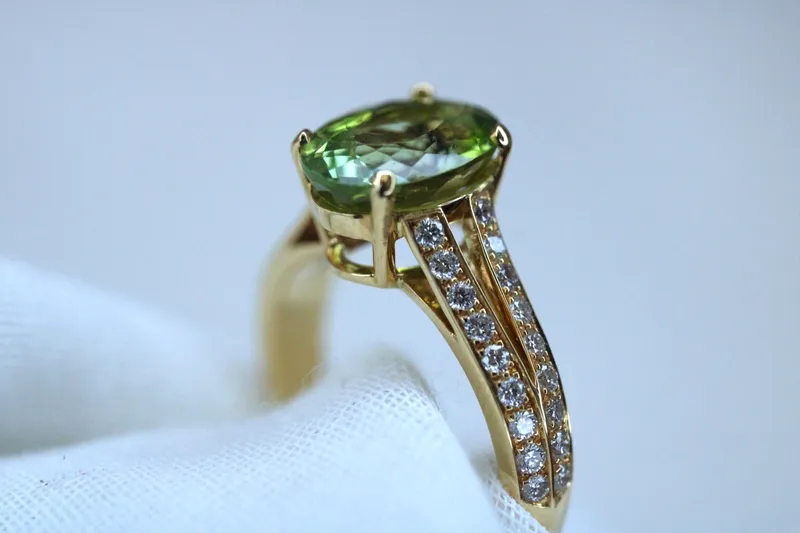 Bague en or jaune 18K - Tourmaline verte & diamants