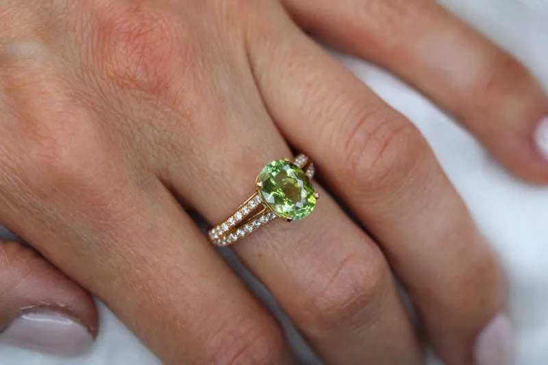 Bague en or jaune 18K - Tourmaline verte & diamants