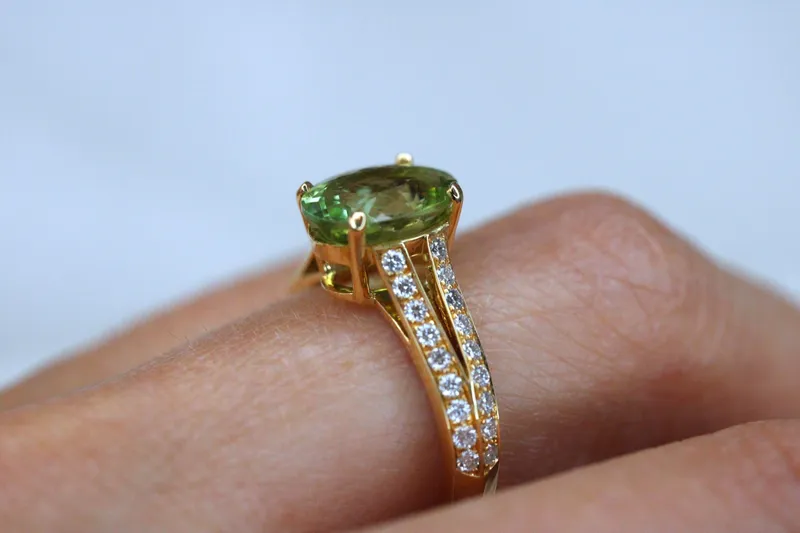 Bague en or jaune 18K - Tourmaline verte & diamants