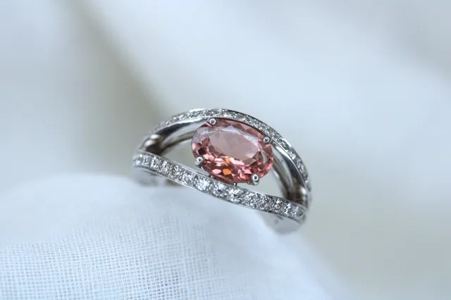 Bague en or blanc 18K - Tourmaline rose & diamants