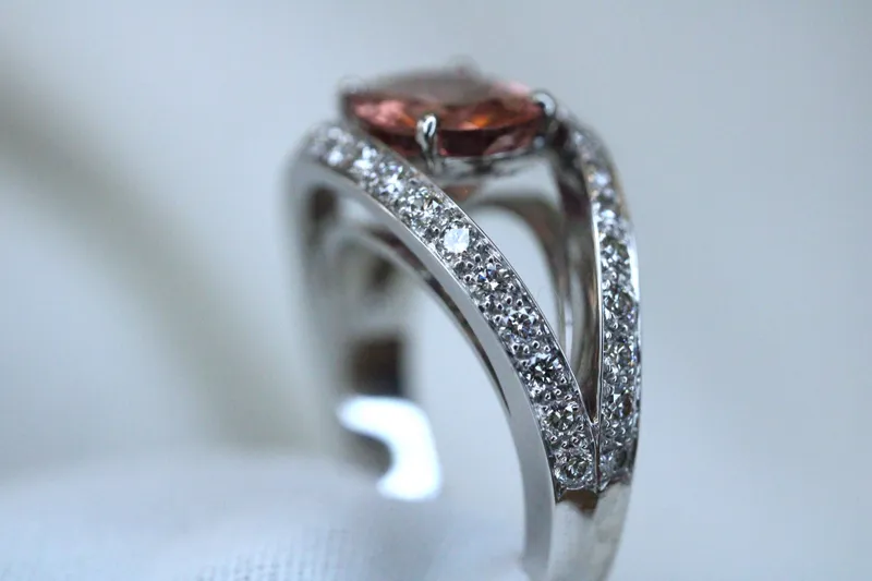 Bague en or blanc 18K - Tourmaline rose & diamants