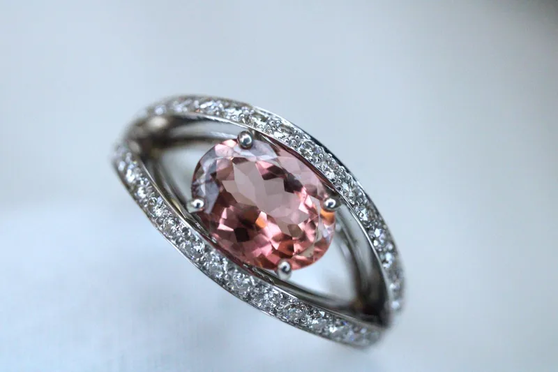 Bague en or blanc 18K - Tourmaline rose & diamants