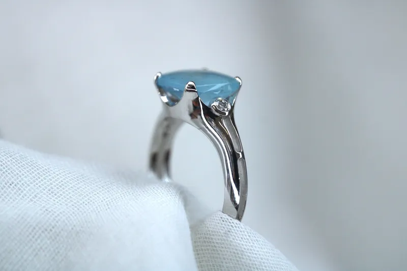 Bague en or blanc 18K - Aigue-marine & diamants
