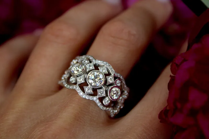 bague or blanc et diamants