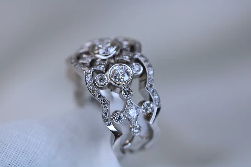 bague or blanc et diamants