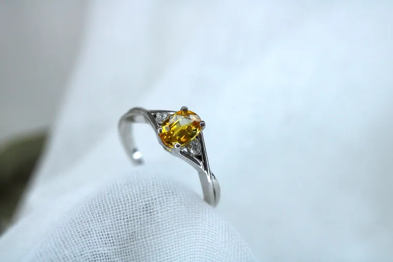 Bague en or blanc 18k - saphir jaune et diamants