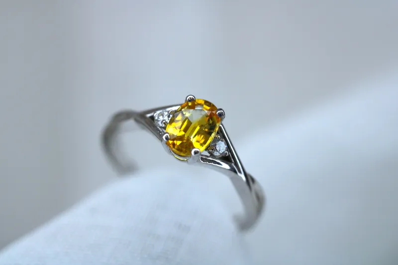 Bague en or blanc 18k - saphir jaune et diamants