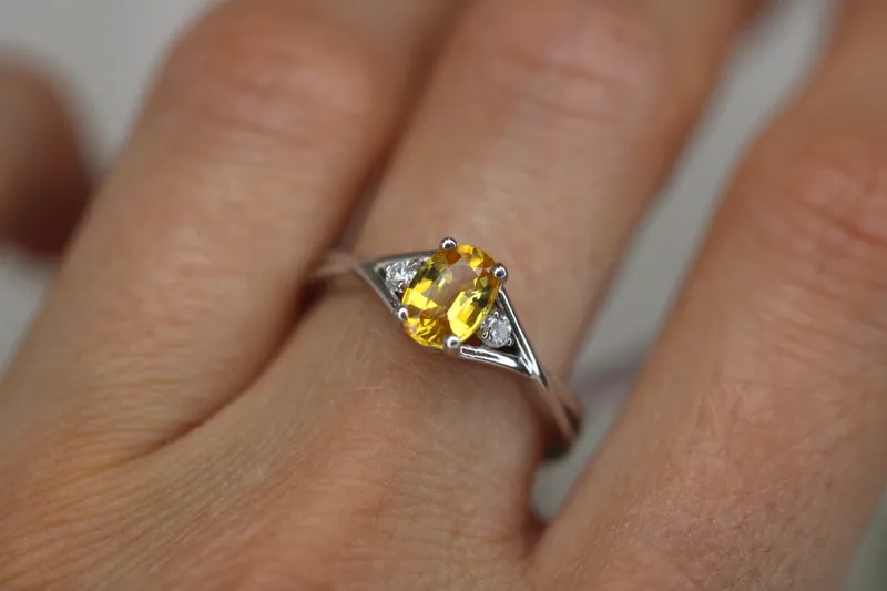Bague en or blanc 18k - saphir jaune et diamants