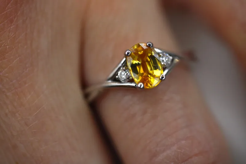 Bague en or blanc 18k - saphir jaune et diamants