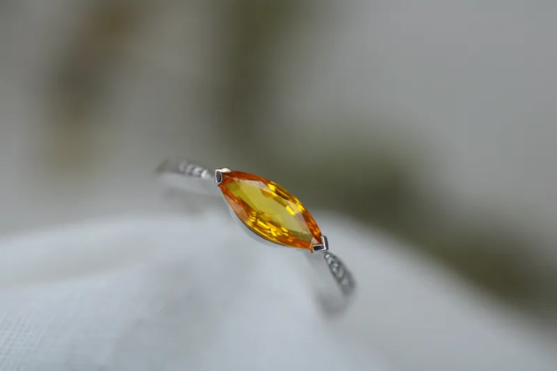 Bague en or blanc 18k - Saphir jaune et diamants