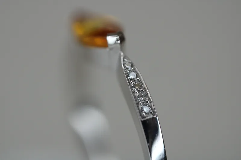 Bague en or blanc 18k - Saphir jaune et diamants