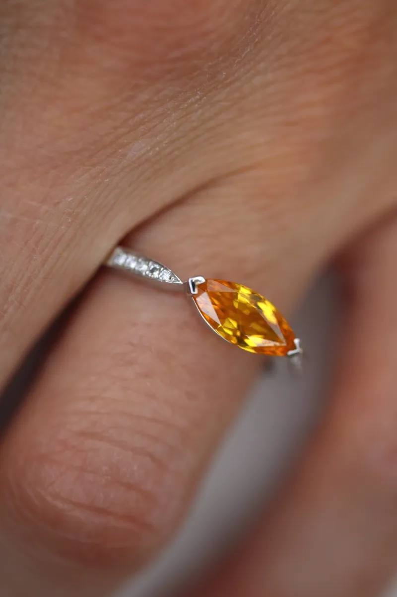 Bague en or blanc 18k - Saphir jaune et diamants