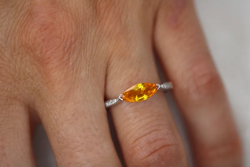 Bague en or blanc 18k - Saphir jaune et diamants