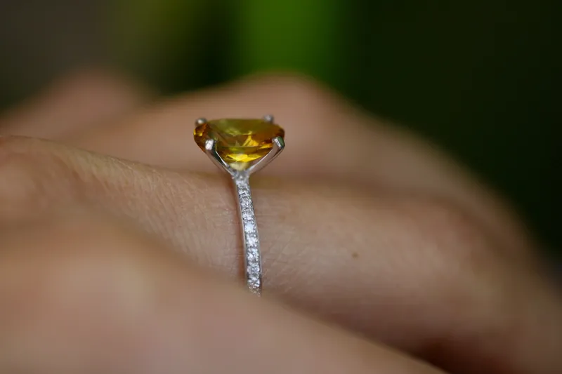 Bague or blanc 18k - Tourmaline jaune & diamants