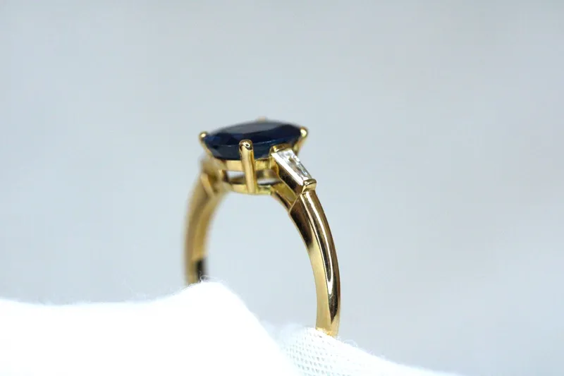 Bague en or jaune 18K - Saphir et diamants
