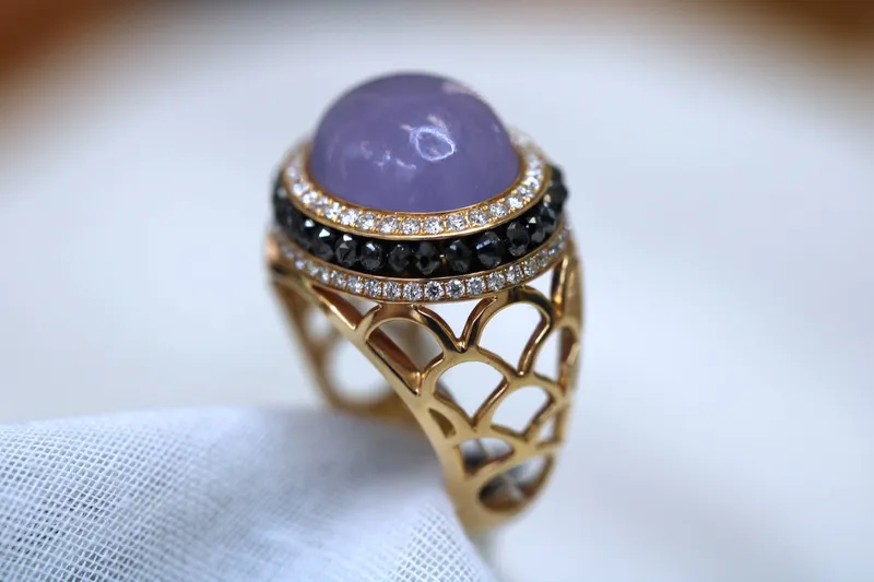 Bague en or jaune 18k - Calcedoine, diamants noirs & diamants blancs