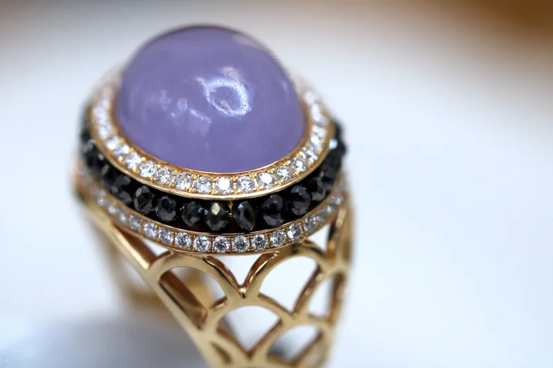 Bague en or jaune 18k - Calcedoine, diamants noirs & diamants blancs
