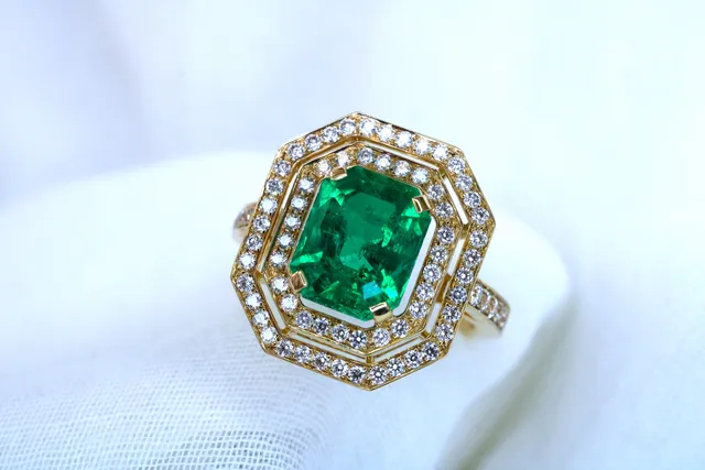 Création sur-mesure : Bague en or jaune 18k - Emeraude et diamants