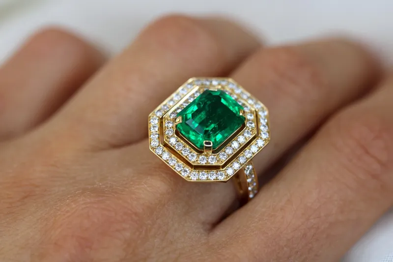 Création sur-mesure : Bague en or jaune 18k - Emeraude et diamants