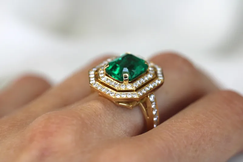Création sur-mesure : Bague en or jaune 18k - Emeraude et diamants