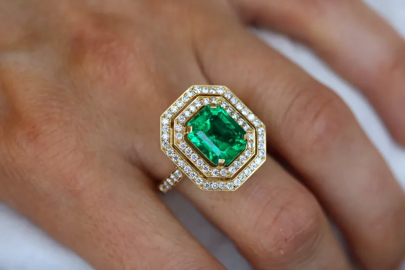 Création sur-mesure : Bague en or jaune 18k - Emeraude et diamants