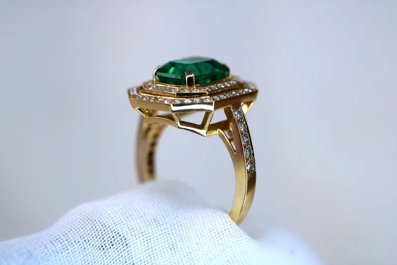 Création sur-mesure : Bague en or jaune 18k - Emeraude et diamants