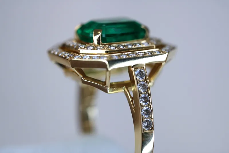 Création sur-mesure : Bague en or jaune 18k - Emeraude et diamants