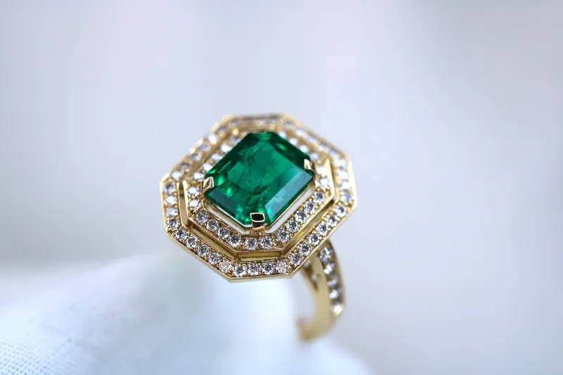 Création sur-mesure : Bague en or jaune 18k - Emeraude et diamants
