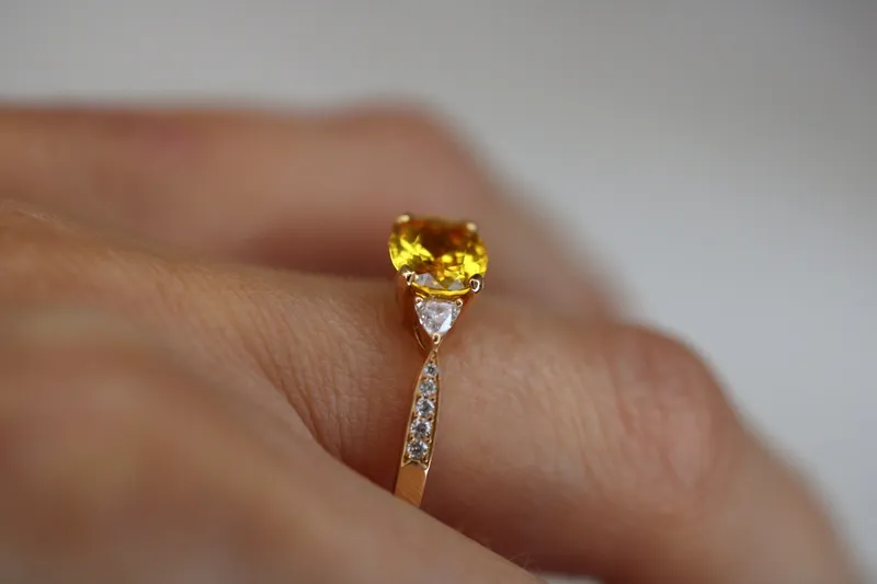 Bague en or rose 18k - Saphir jaune et diamants