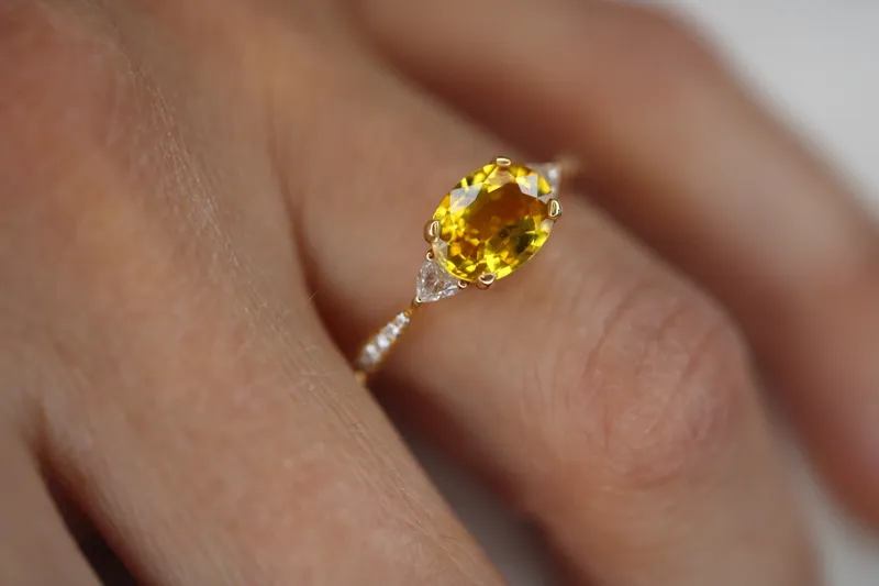 Bague or rose saphir jaune et diamants