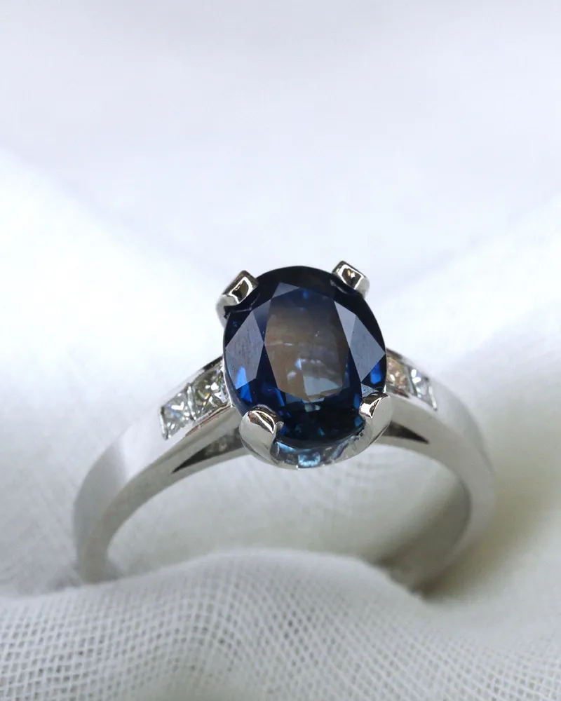 Bague en or blanc 18k - Saphir et diamants