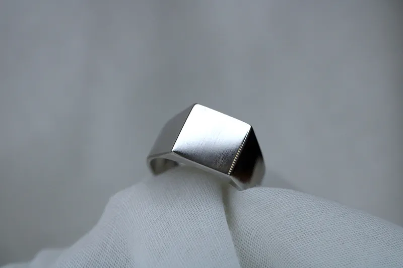 Chevalière homme - Carrée - or blanc 18K ou Argent 925 - A graver