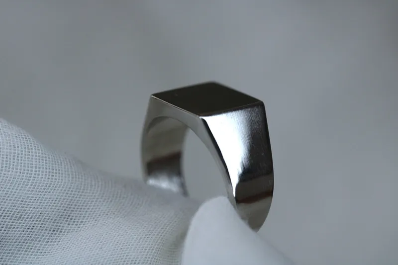 Chevalière homme - Carrée - or blanc 18K ou Argent 925 - A graver