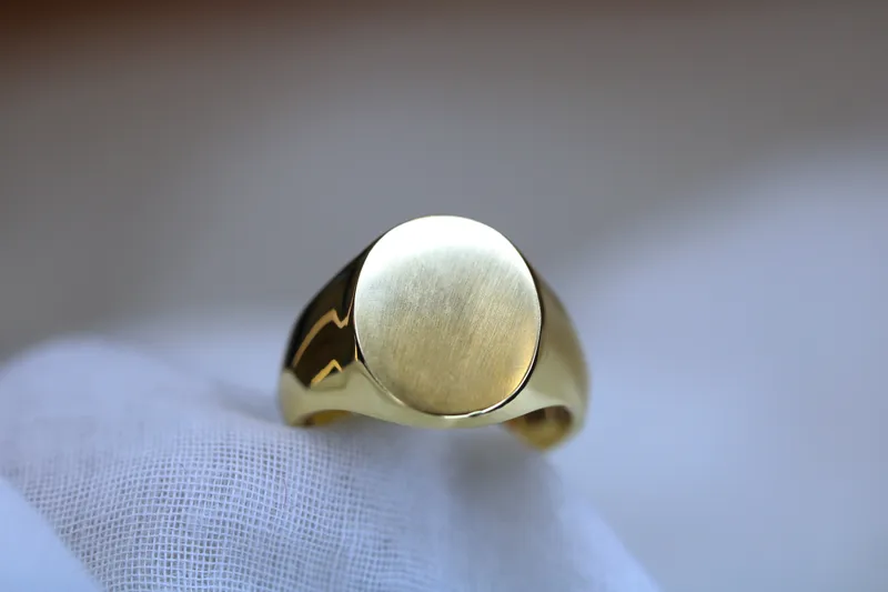 Chevalière homme - Grand ovale en or jaune 18K - A graver