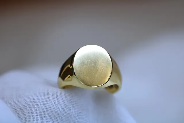Chevalière homme - Grand ovale en or jaune 18K - A graver