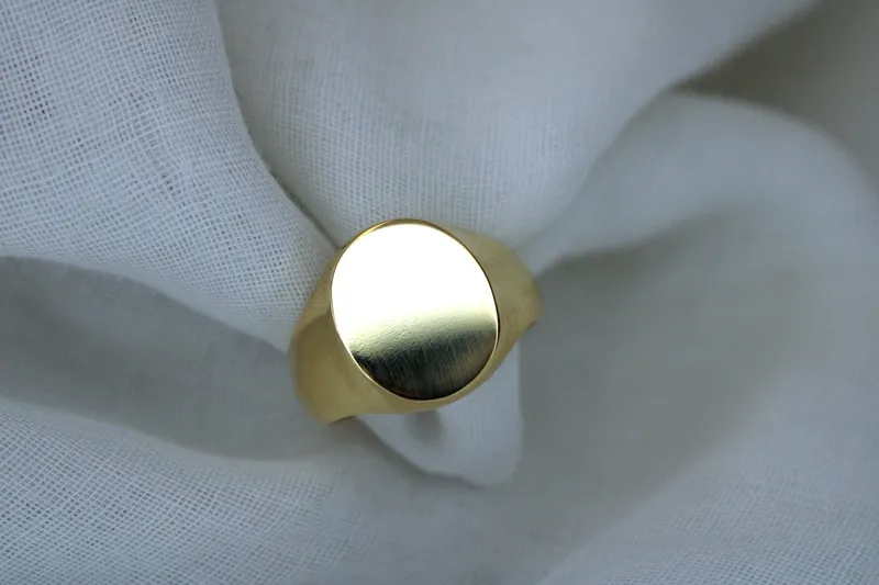 Chevalière homme - Grand ovale en or jaune 18K - A graver