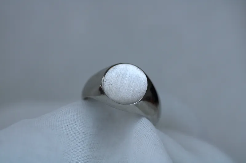 Chevalière homme - Grand rond - or blanc 18K ou Argent 925 - A graver