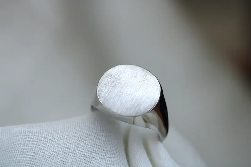 Chevalière homme - Grand rond - or blanc 18K ou Argent 925 - A graver