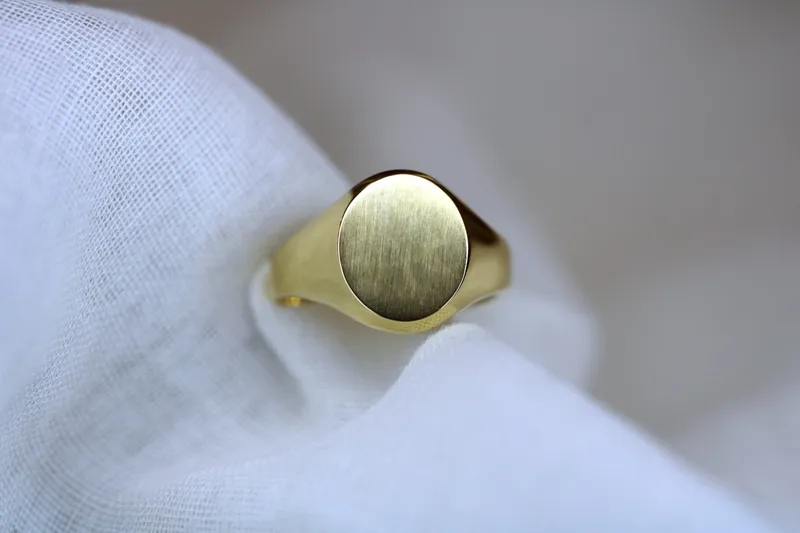 Chevalière unisexe - Petit ovale en or jaune 18k - A graver