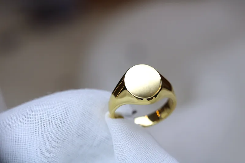 Chevalière unisexe - Petit ovale en or jaune 18k - A graver
