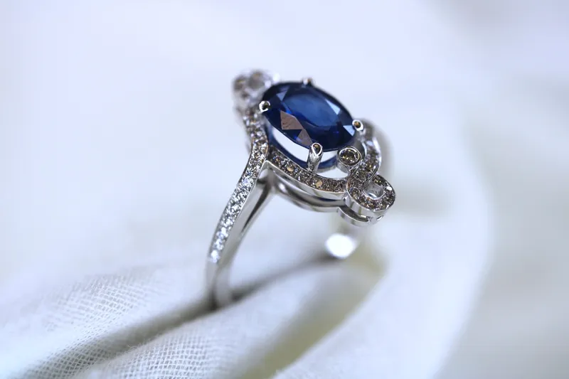 Bague en or blanc 18k - Saphir et diamants