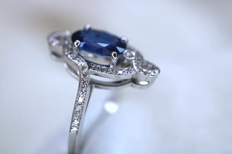 Bague en or blanc 18k - Saphir et diamants