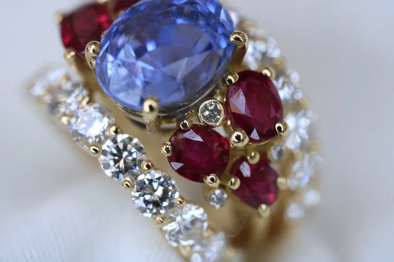 Création sur mesure - Bague en or jaune 18k - Saphir, rubis et diamants