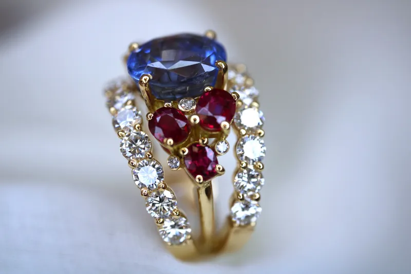 Création sur mesure - Bague en or jaune 18k - Saphir, rubis et diamants