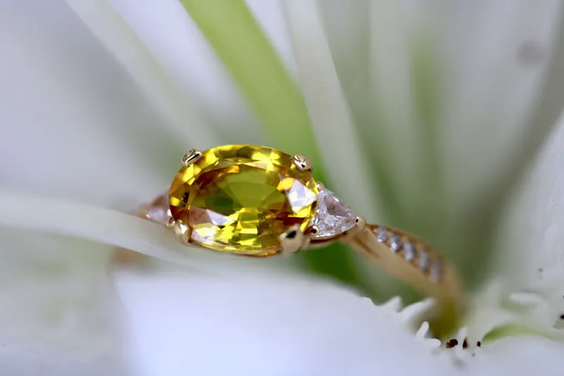 IMG_4757Bague en or rose 18k - Saphir jaune et diamants