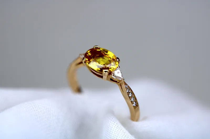 Bague en or rose 18k - Saphir jaune et diamants