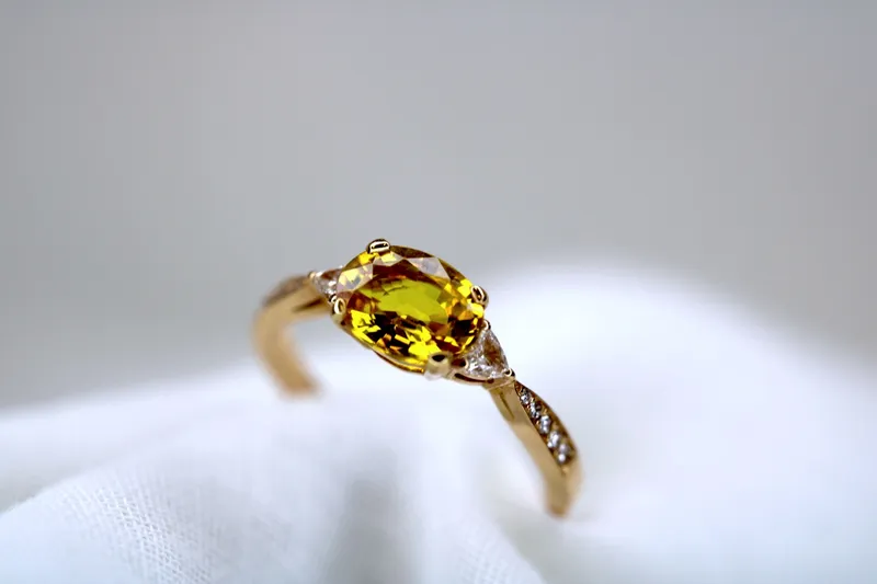 Bague en or rose 18k - Saphir jaune et diamants