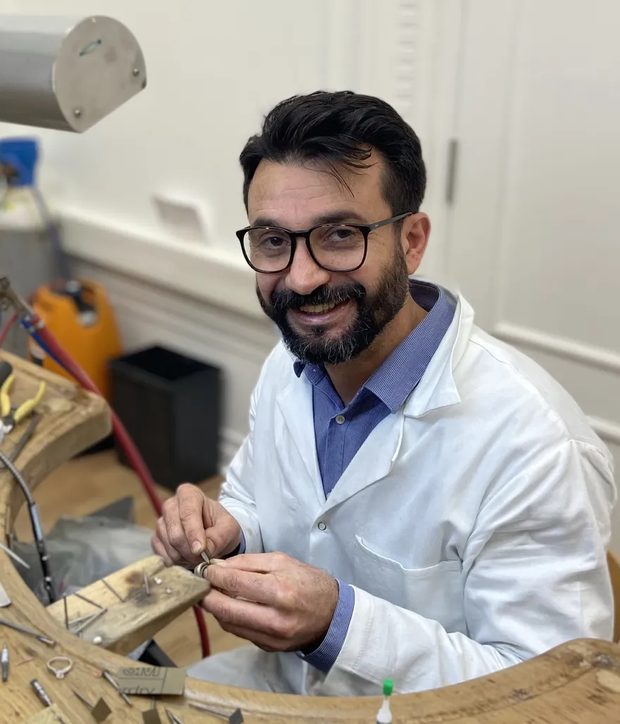 Baris Tuncer, artisan joaillier, à l'établi de son atelier versaillais